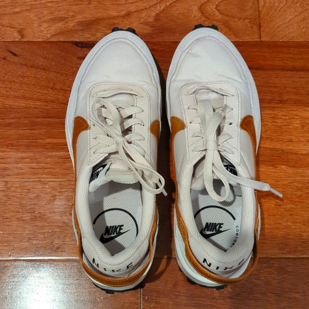 Nike Womens Waffle Debut Running Shoe